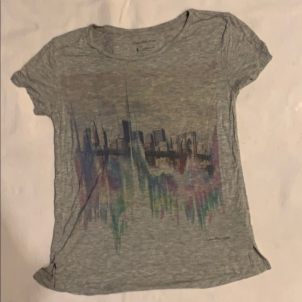 ✨Calvin Klein Gray City Scape t-shirt✨